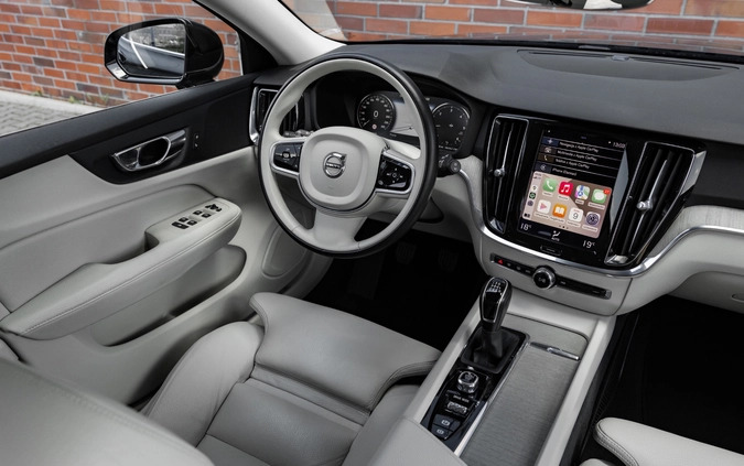 Volvo V60 cena 86900 przebieg: 130086, rok produkcji 2018 z Swarzędz małe 781